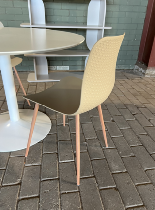 5x Eettafel, 3 stoelen en stellingkast , Byfonq